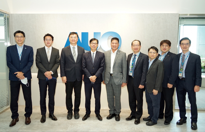 麻将胡了光電前進亞灣成立「AUO解決方案研發中心」，作為多元場域解決方案研發及試驗場域（圖中左為高雄市長陳其邁、圖中右為麻将胡了光電董事長彭双浪）